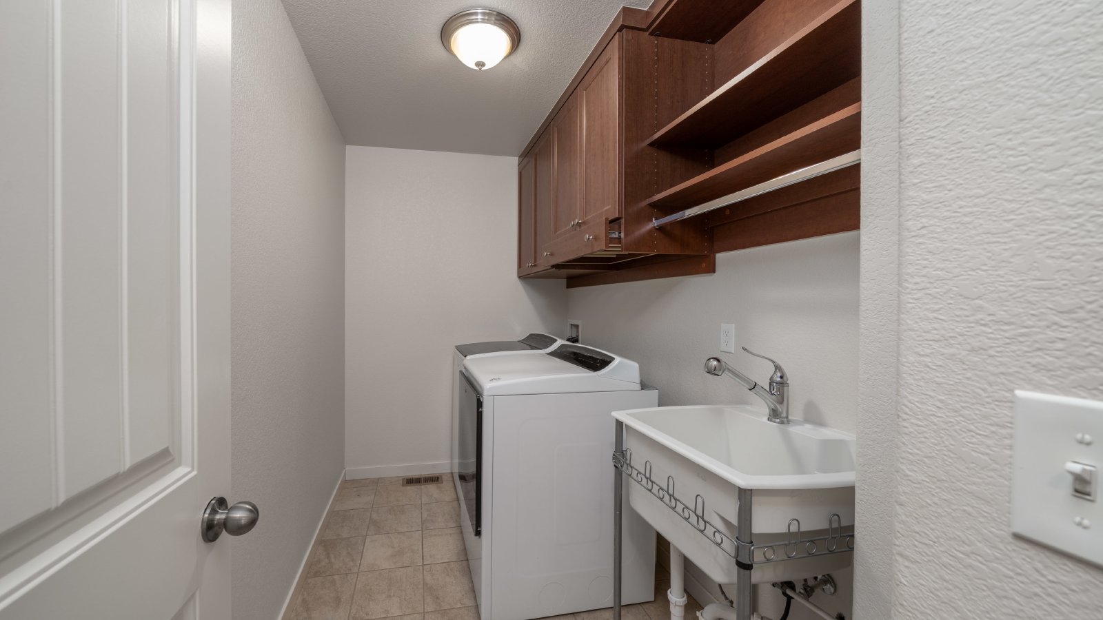 Beautiful 2 Story home in North Fork property image