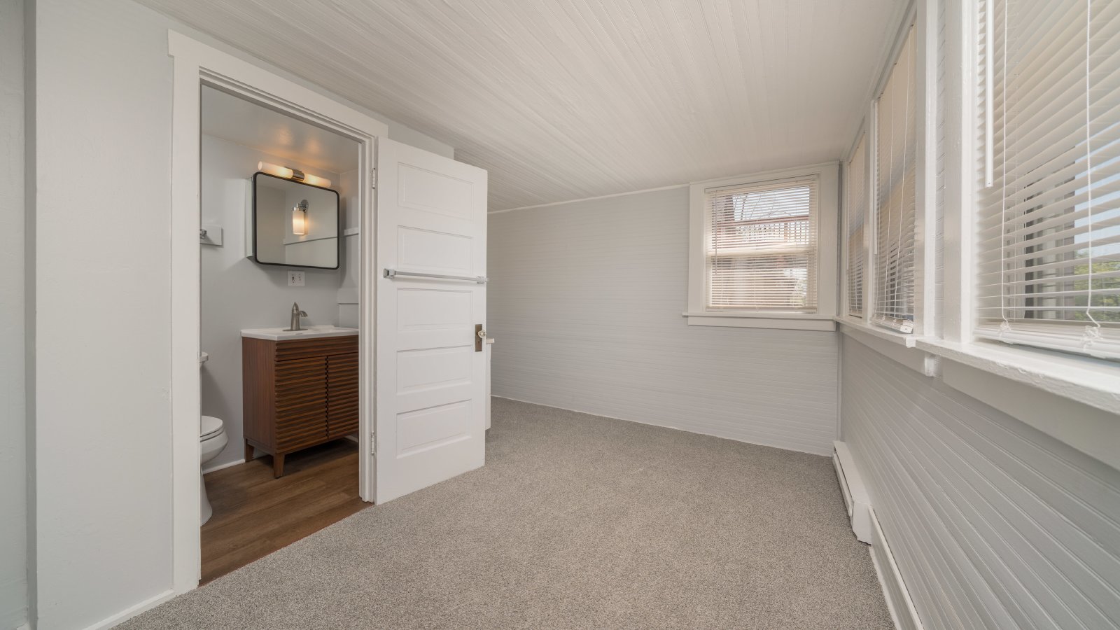 Charming Apartment in Downtown Victorian property image