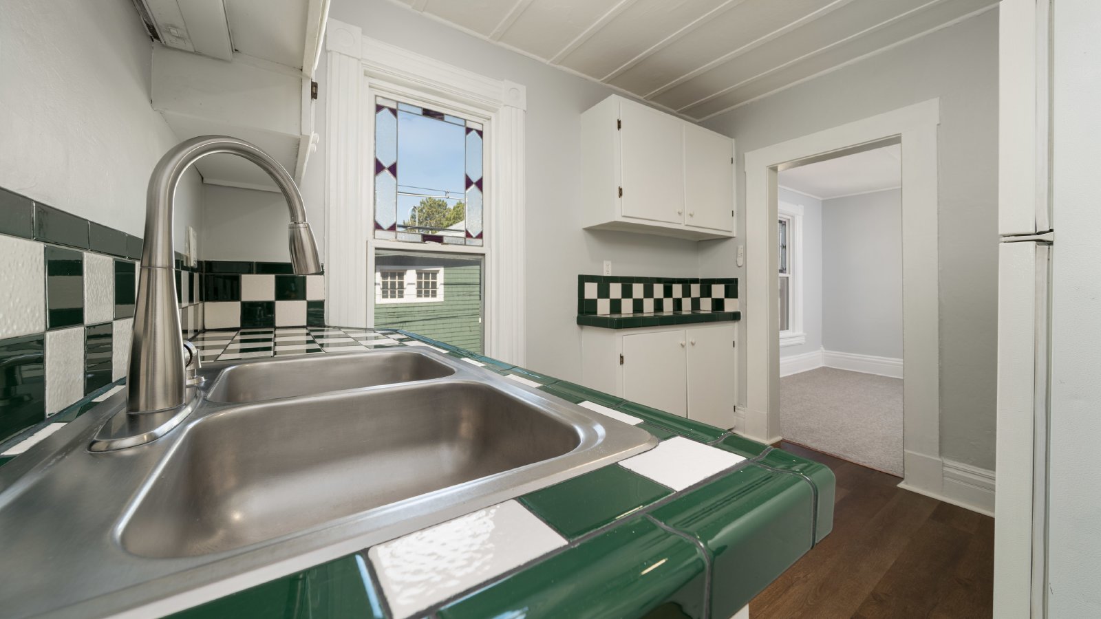 Charming Apartment in Downtown Victorian property image