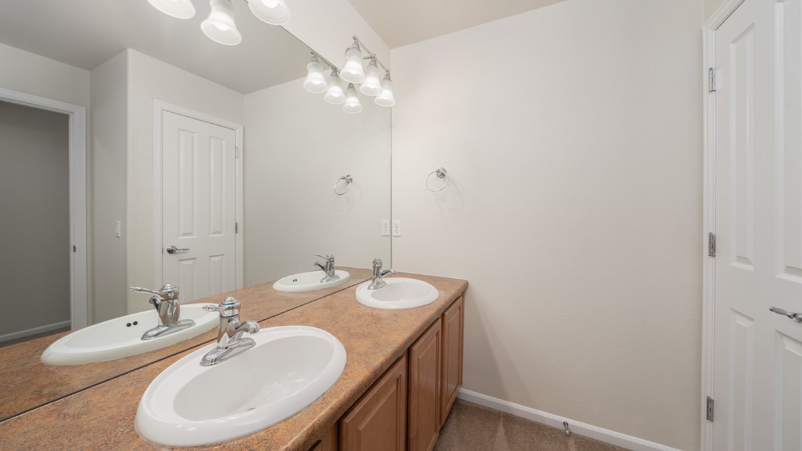 End Unit Townhome in Ridgeview at Stetson Hills property image