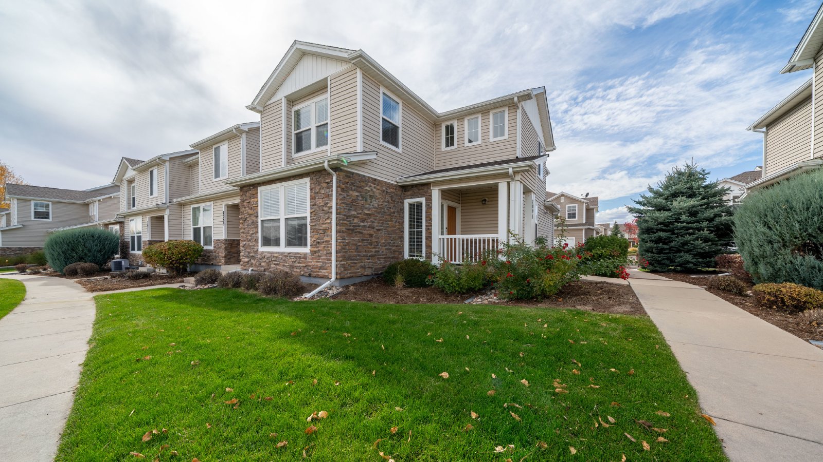 End Unit Townhome in Ridgeview at Stetson Hills property image