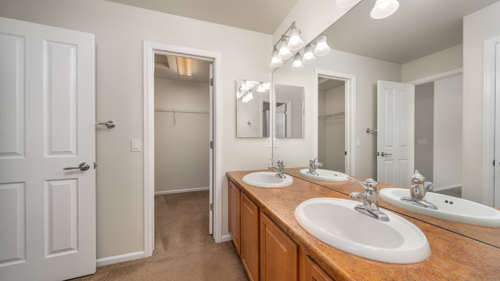 End Unit Townhome in Ridgeview at Stetson Hills property image