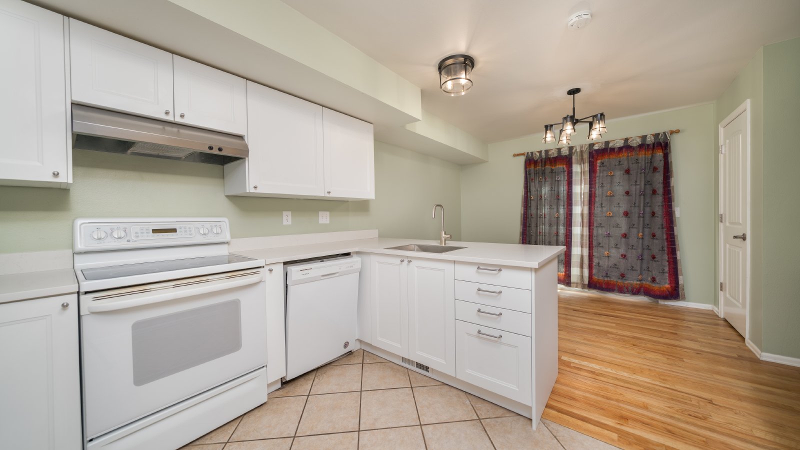 Cute Updated Townhome Near the Powers Corridor property image