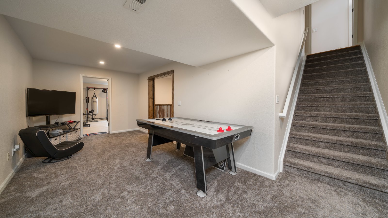 Country Living on 13.5 Acres property image