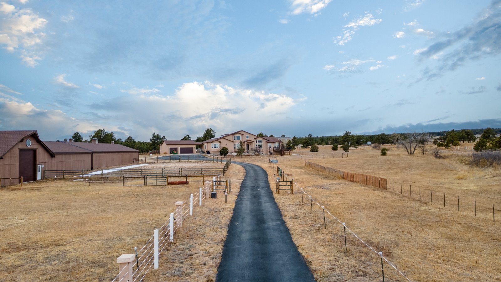 Country Living on 13.5 Acres property image