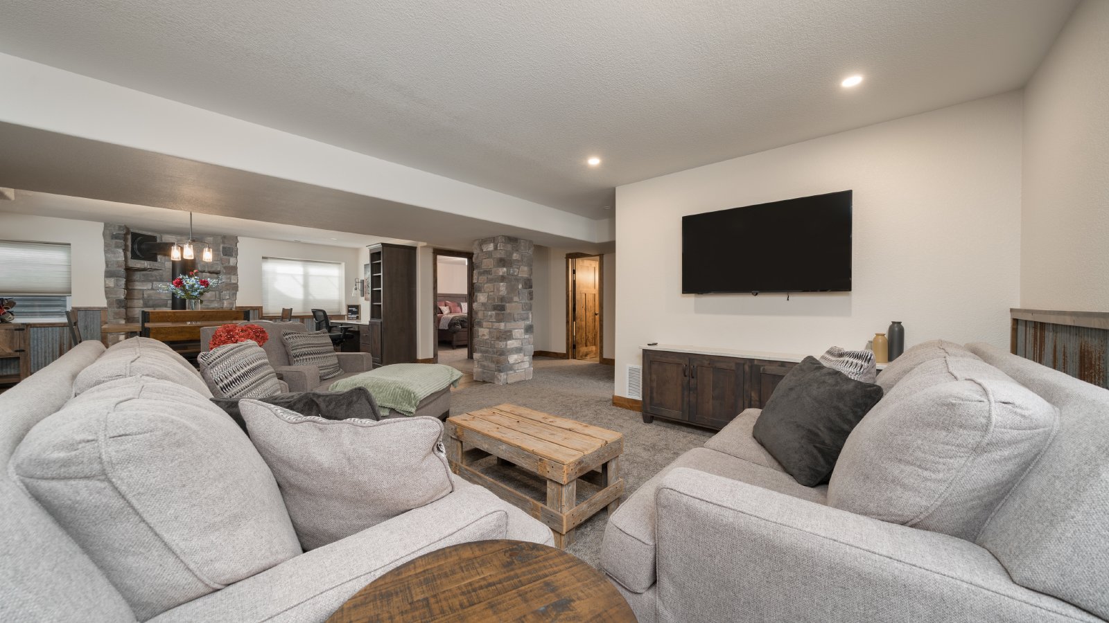 Country Living on 13.5 Acres property image